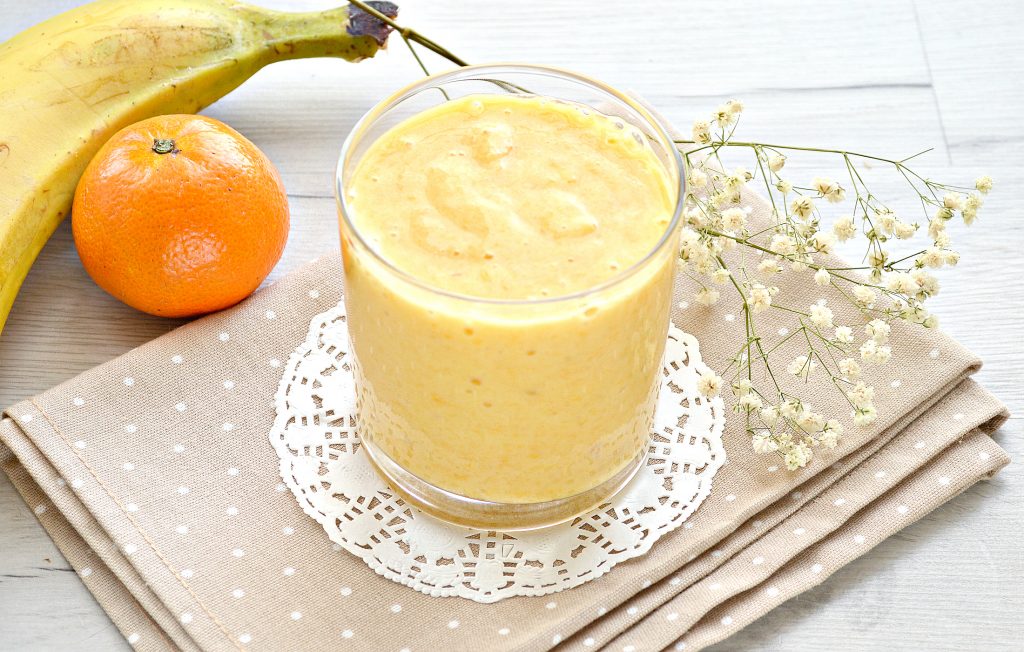Мандариновый смузи с бананом и грушей