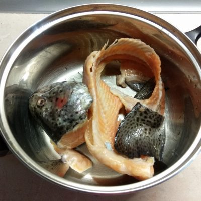 Фото рецепта - Суп с лососем, кабачками и макаронами на рыбном бульоне - шаг 1