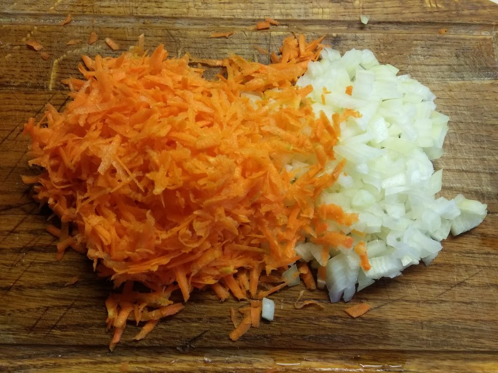 Фото рецепта - Суп с лососем, кабачками и макаронами на рыбном бульоне - шаг 3