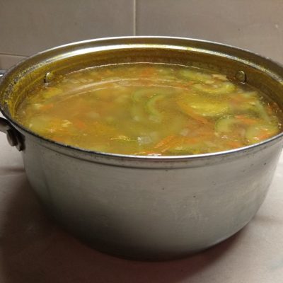 Фото рецепта - Суп с лососем, кабачками и макаронами на рыбном бульоне - шаг 5