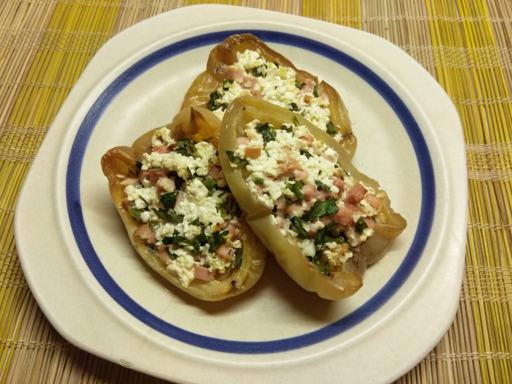 Болгарский перец, фаршированный творогом, петрушкой и сосисками