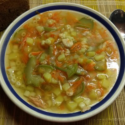 Фото рецепта - Суп с лососем, кабачками и макаронами на рыбном бульоне - шаг 5