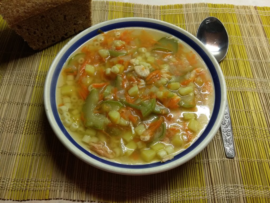 Суп с лососем, кабачками и макаронами на рыбном бульоне