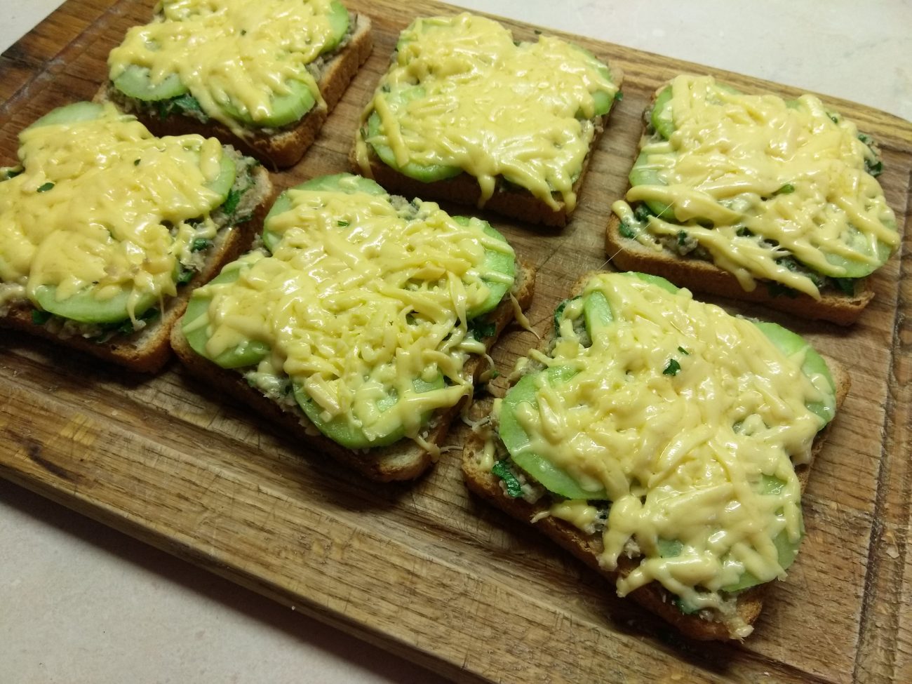 Горячие бутерброды с сардинами, петрушкой и огурцами