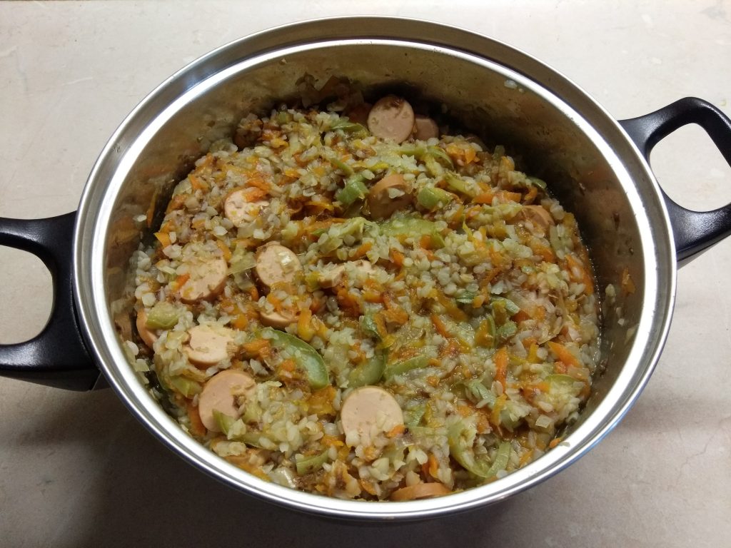 Фото рецепта - Гречневая каша с кабачками и сосисками - шаг 6