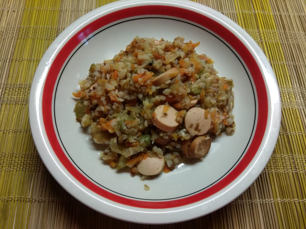 Гречневая каша с кабачками и сосисками