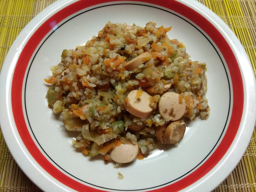 Фото рецепта - Гречневая каша с кабачками и сосисками - шаг 7