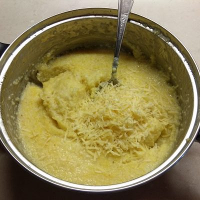 Фото рецепта - Кукурузная каша с шампиньонами и пармезаном - шаг 5