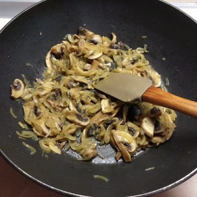 Фото рецепта - Кукурузная каша с шампиньонами и пармезаном - шаг 3
