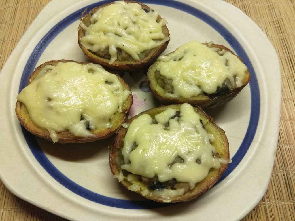 Картофель, фаршированный шампиньонами и сыром