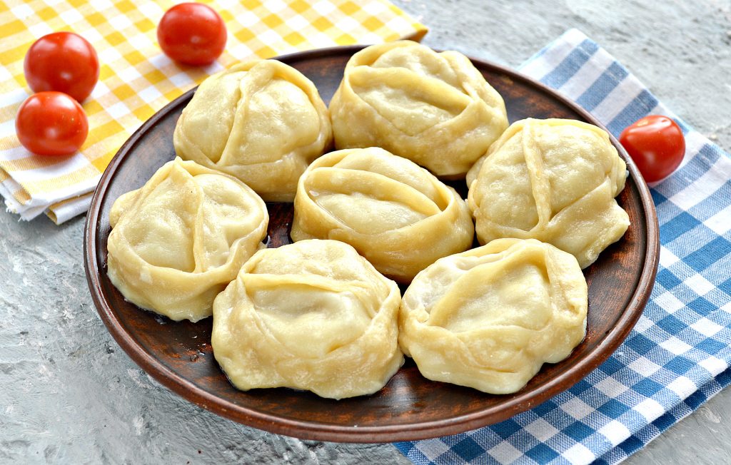 Домашние манты с кабачком и свининой