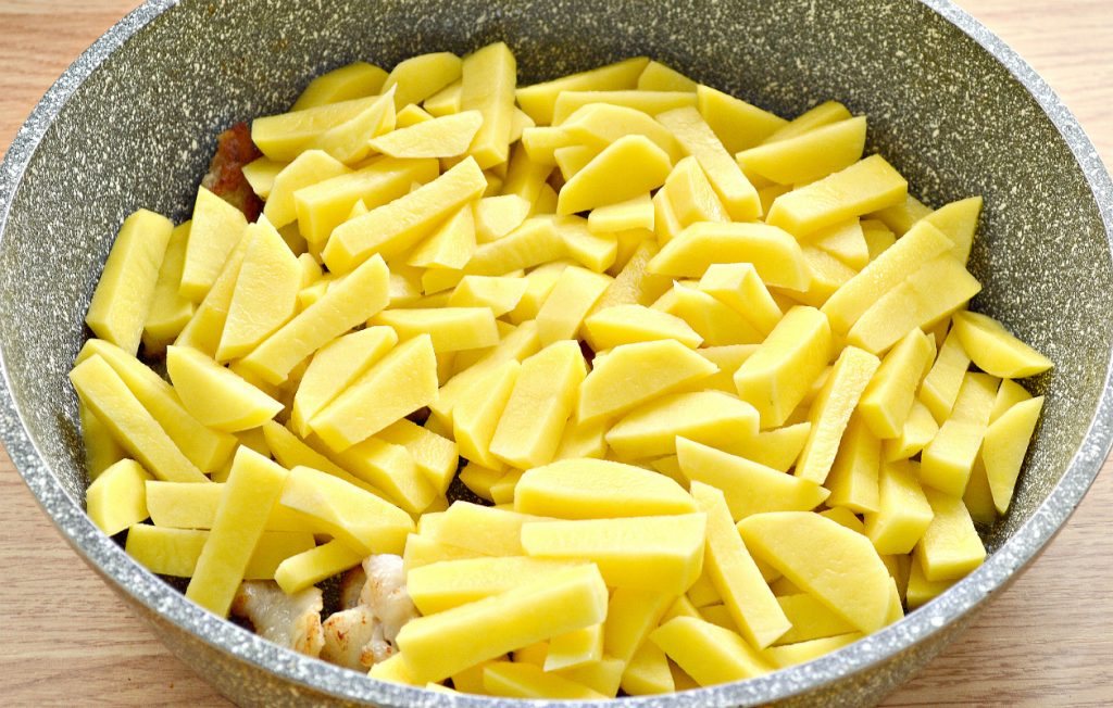 Фото рецепта - Картофель с салом и солеными огурцами на сковороде - шаг 2