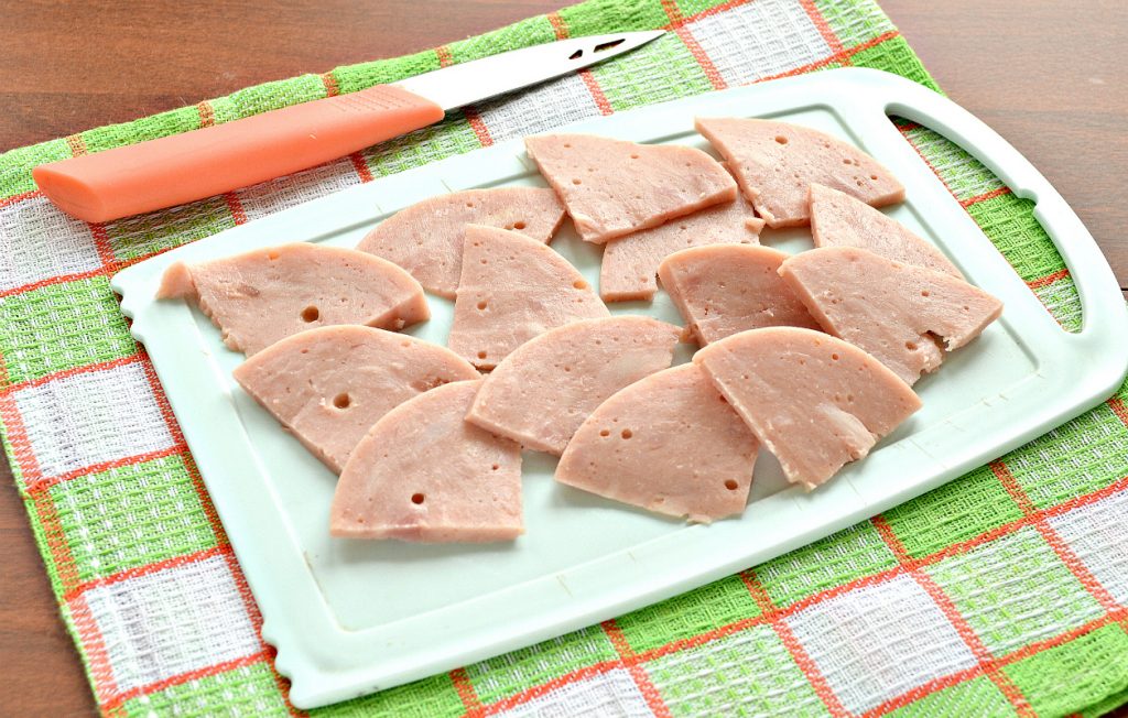 Фото рецепта - Пицца с солеными корнишонами и ветчиной - шаг 2