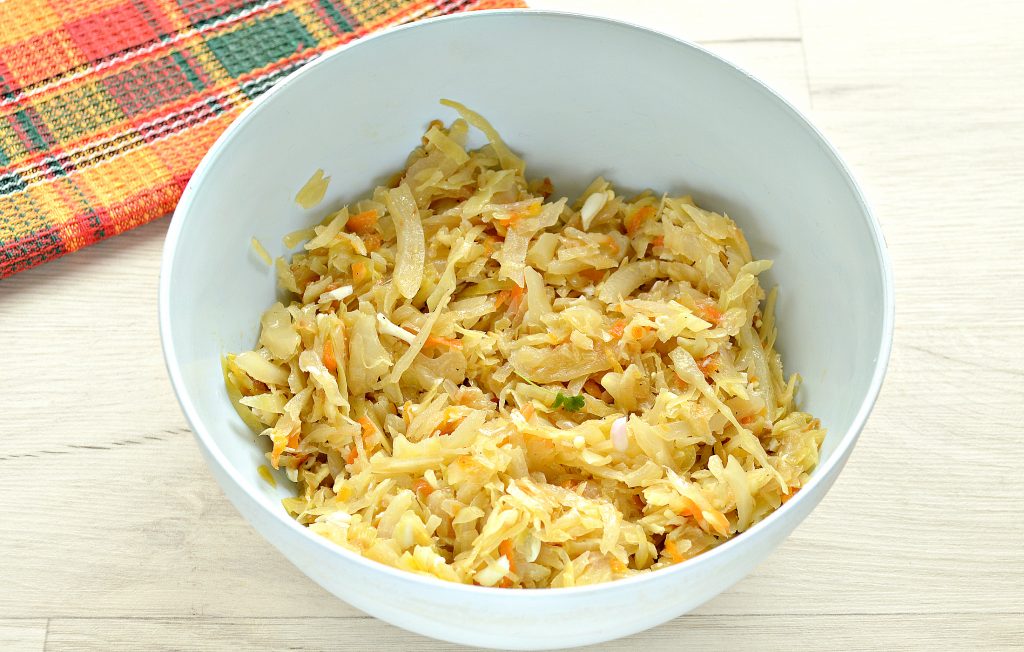 Фото рецепта - Вкусный дрожжевой пирог с капустой в духовке - шаг 2