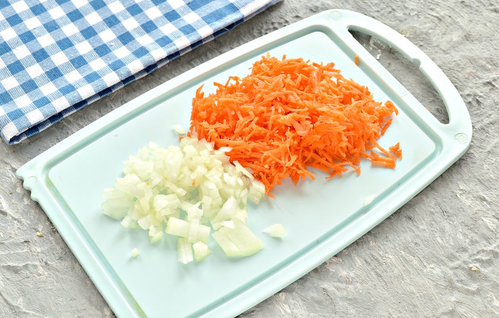 Фото рецепта - Куриный суп с лапшой и шампиньонами - шаг 3