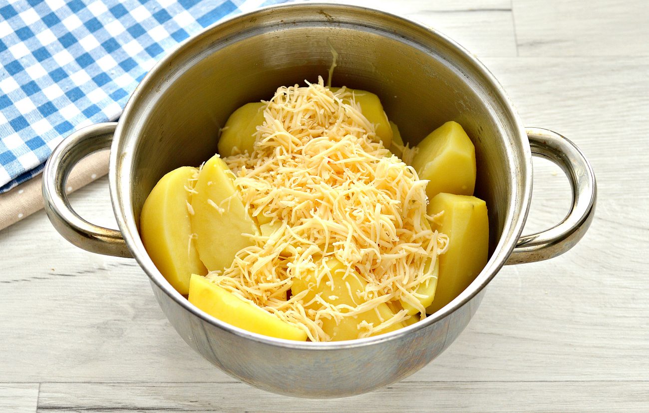 Картофельное пюре с сыром, эндивием и беконом