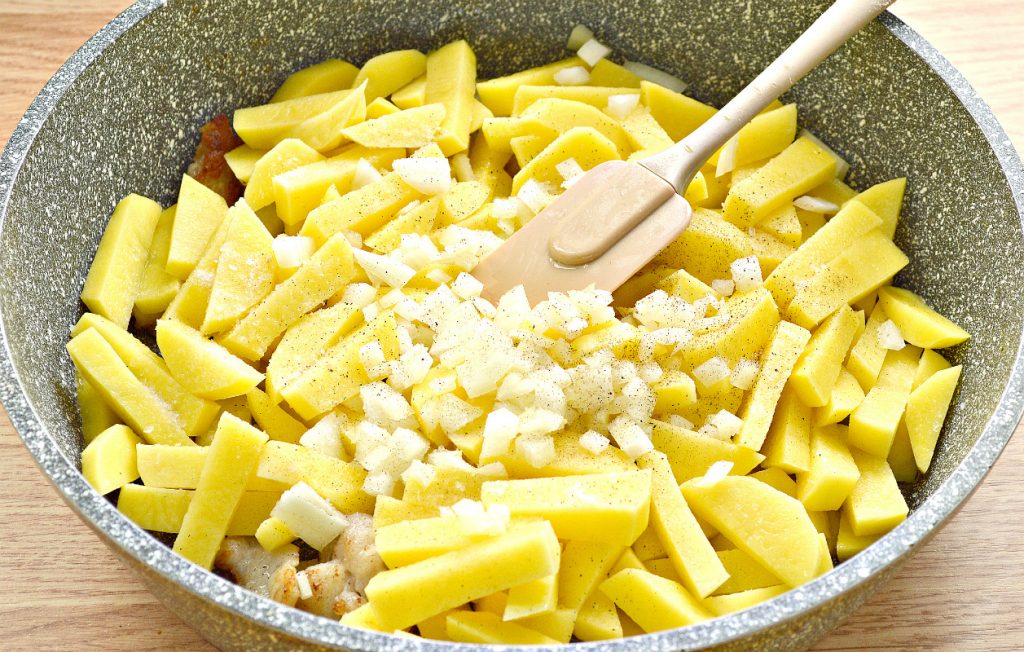Фото рецепта - Картофель с салом и солеными огурцами на сковороде - шаг 4