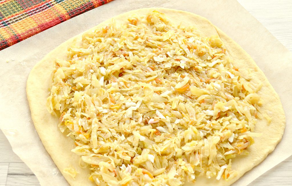Фото рецепта - Вкусный дрожжевой пирог с капустой в духовке - шаг 4