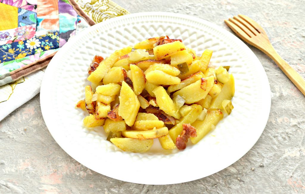 Картофель с салом и солеными огурцами на сковороде