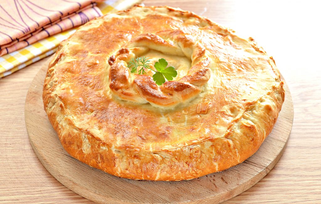 Курник из слоеного дрожжевого теста с курицей и картофелем