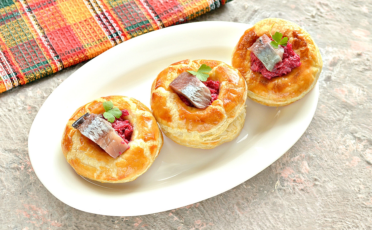 Волованы со свеклой и сельдью