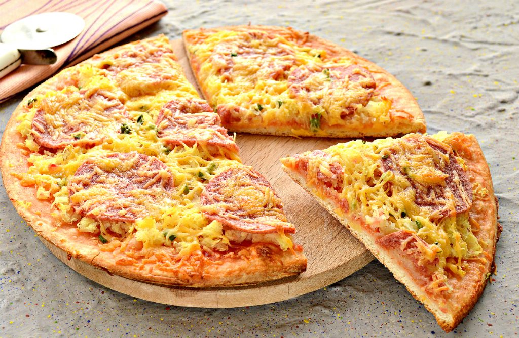 Пицца с картошкой и колбасой