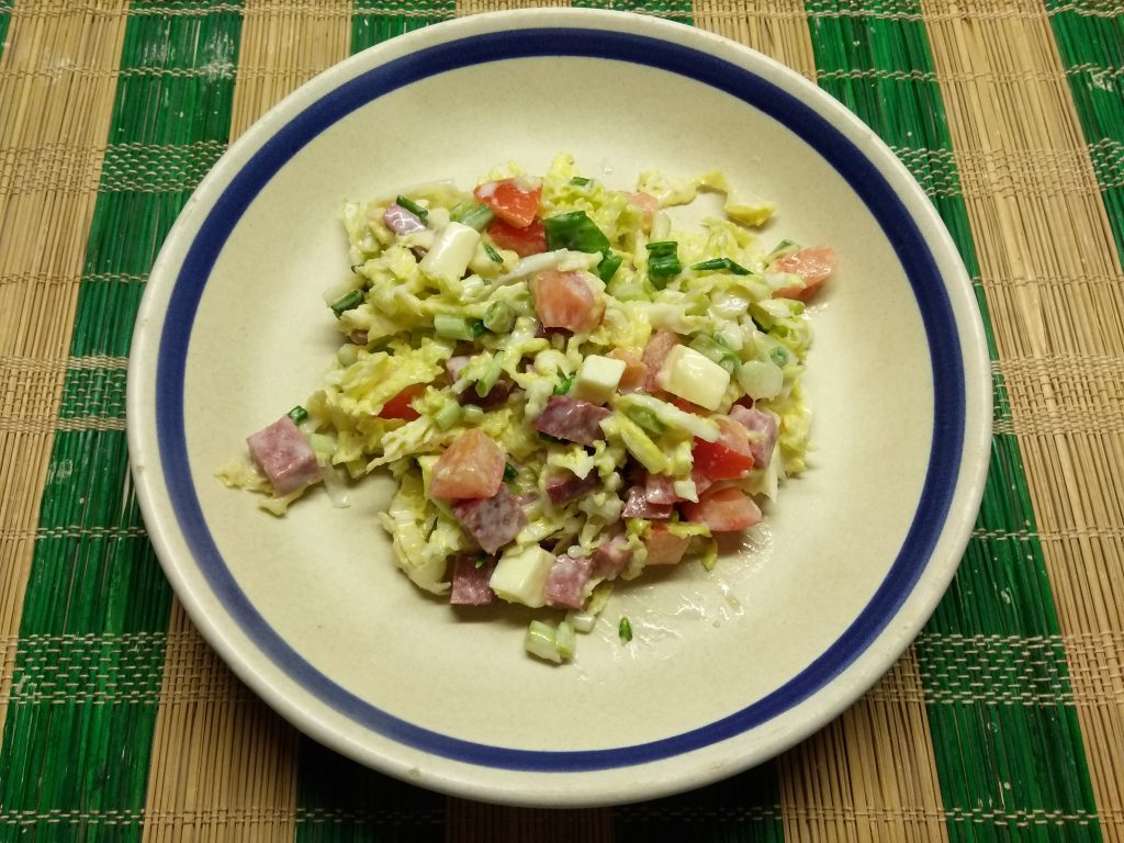Капустный салат с салями и яблоком