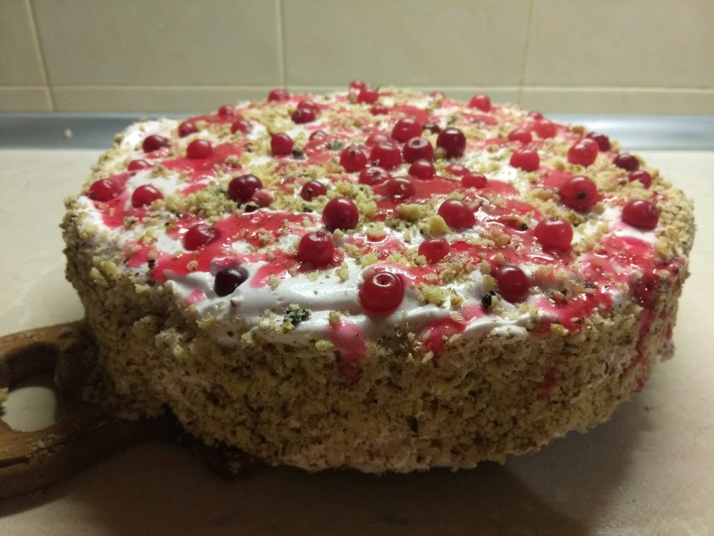 Торт на песочном тесте с клюквой и орехами