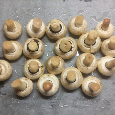 Фото рецепта - Грибной салат с крабовыми палочками, яблоками и огурцом - шаг 1