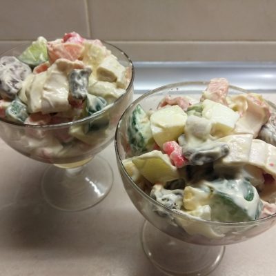Фото рецепта - Грибной салат с крабовыми палочками, яблоками и огурцом - шаг 7