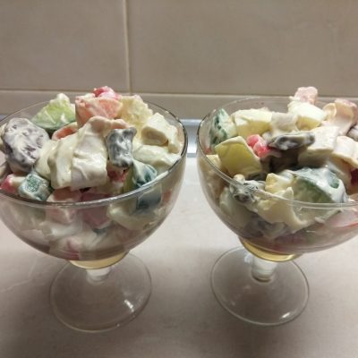Фото рецепта - Грибной салат с крабовыми палочками, яблоками и огурцом - шаг 7
