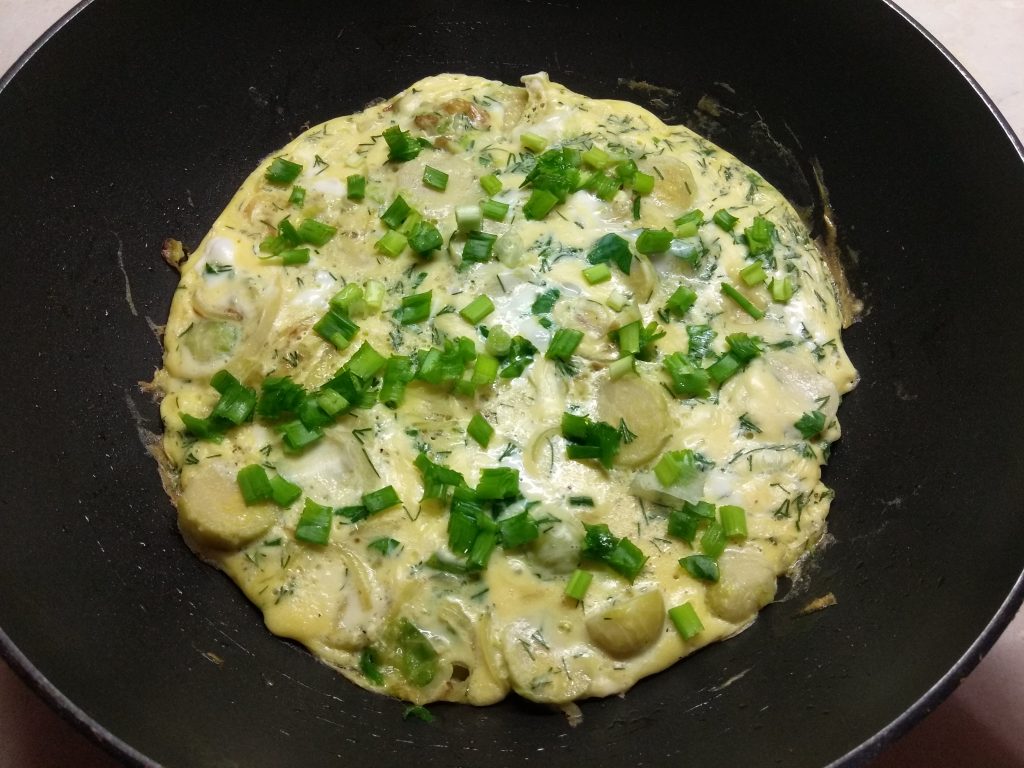 Омлет с луком и брюссельской капустой