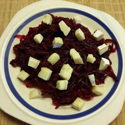 Фото рецепта - Салат из свеклы, сыра Бри и грецких орехов под заправкой из йогурта - шаг 3
