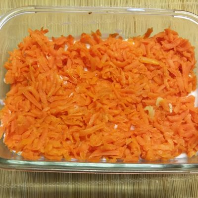 Фото рецепта - Слоенный салат с курицей, свеклой, яблоком и морковью - шаг 6