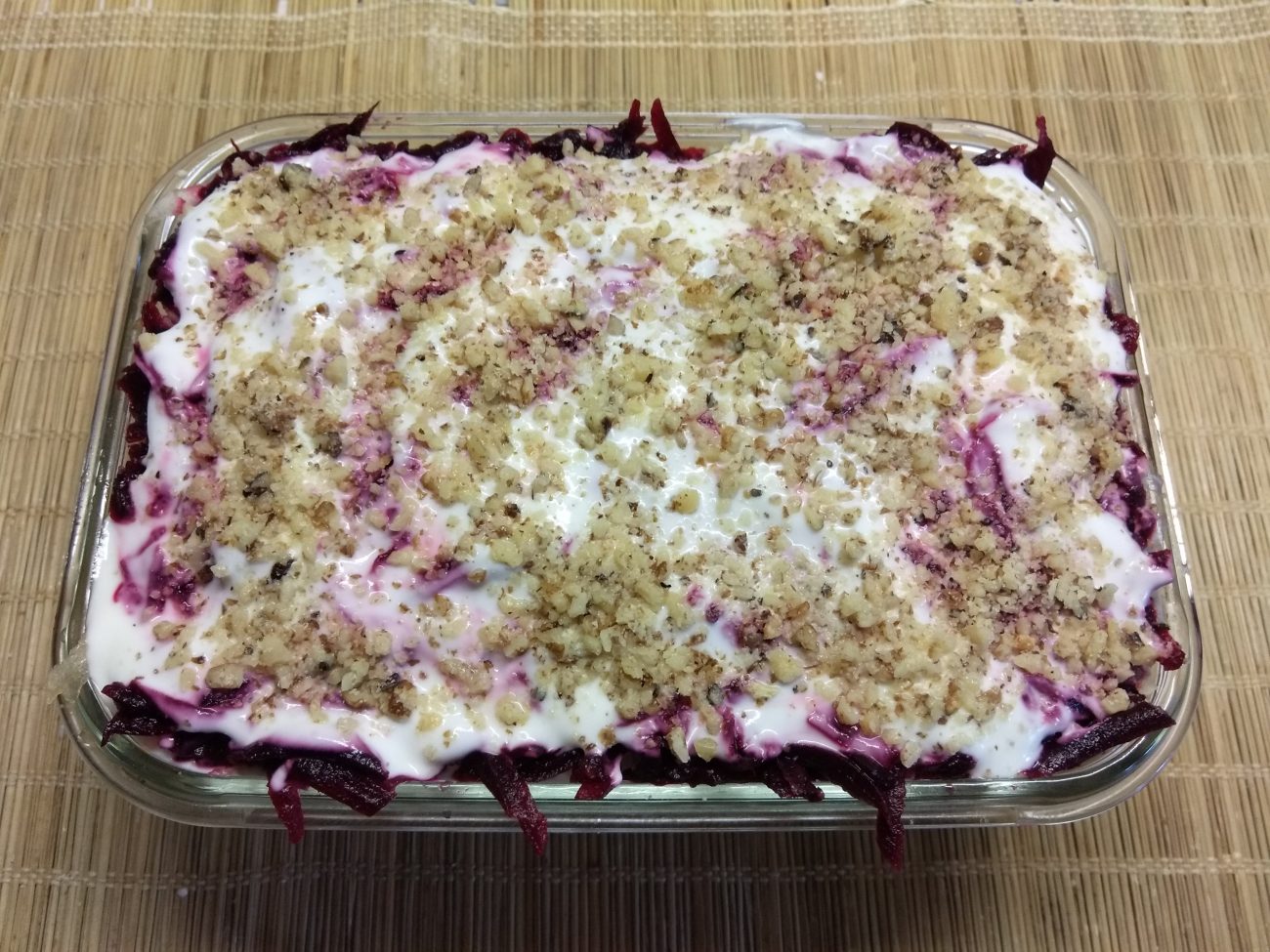 Слоенный салат с курицей, свеклой, яблоком и морковью