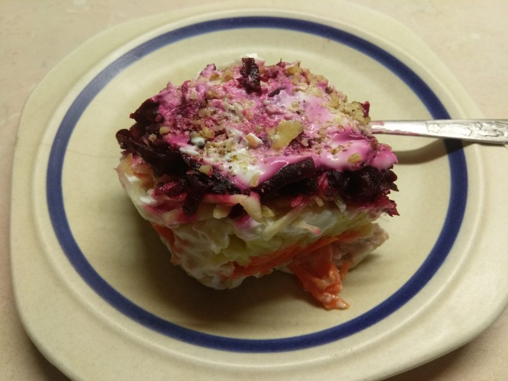 Слоенный салат с курицей, свеклой, яблоком и морковью