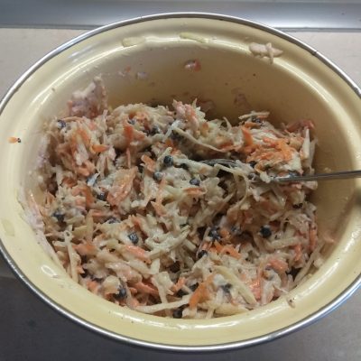 Фото рецепта - Свежий салат из сельдерея и яблока с черникой и орехами - шаг 6