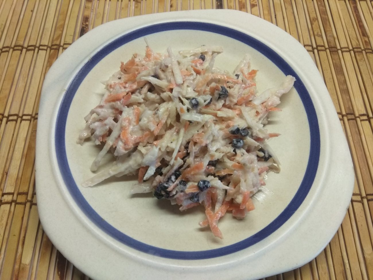 Свежий салат из сельдерея и яблока с черникой и орехами