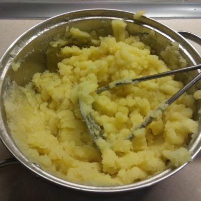 Фото рецепта - Картофельные кексы с консервированными сардинами - шаг 2