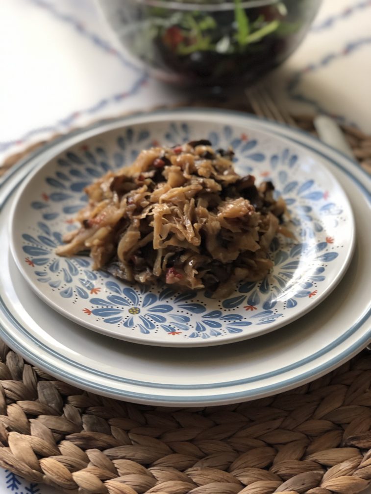 Капуста тушеная с грибами и томатами