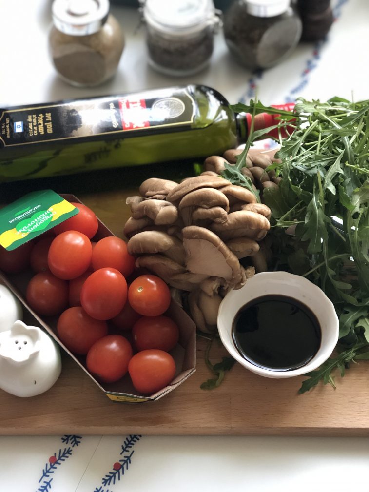 Фото рецепта - Салат с рукколой, вешенками и черри - шаг 1