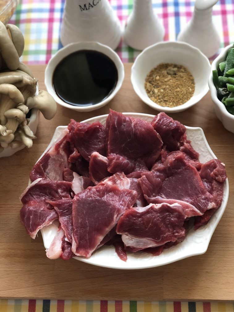 Фото рецепта - Говядина с овощами, грибами и гороховым пюре - шаг 3