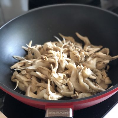 Фото рецепта - Говядина с овощами, грибами и гороховым пюре - шаг 6