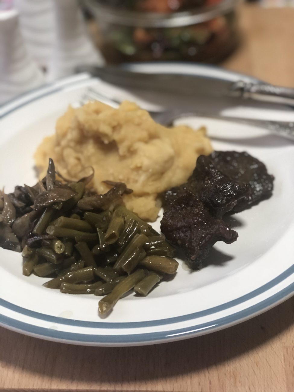 Говядина с овощами, грибами и гороховым пюре
