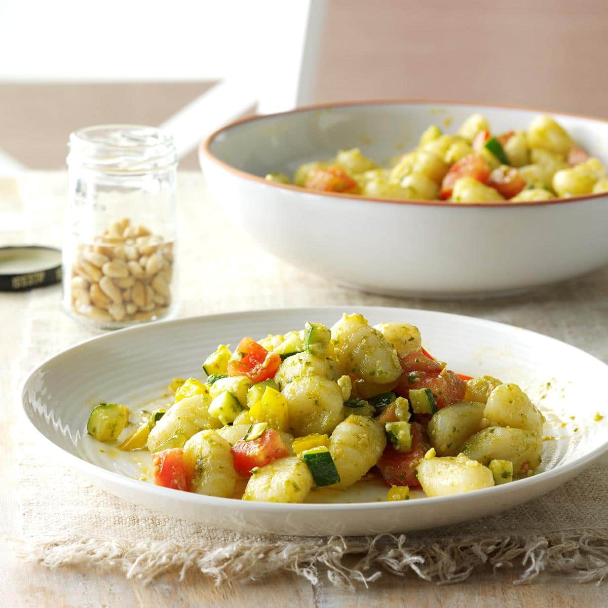 Картофельные ньокки с соусом песто и кабачками
