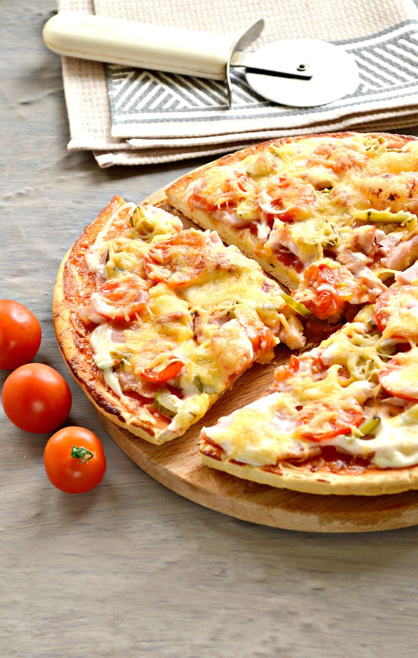 Пицца с копченой курицей, черри, ветчиной