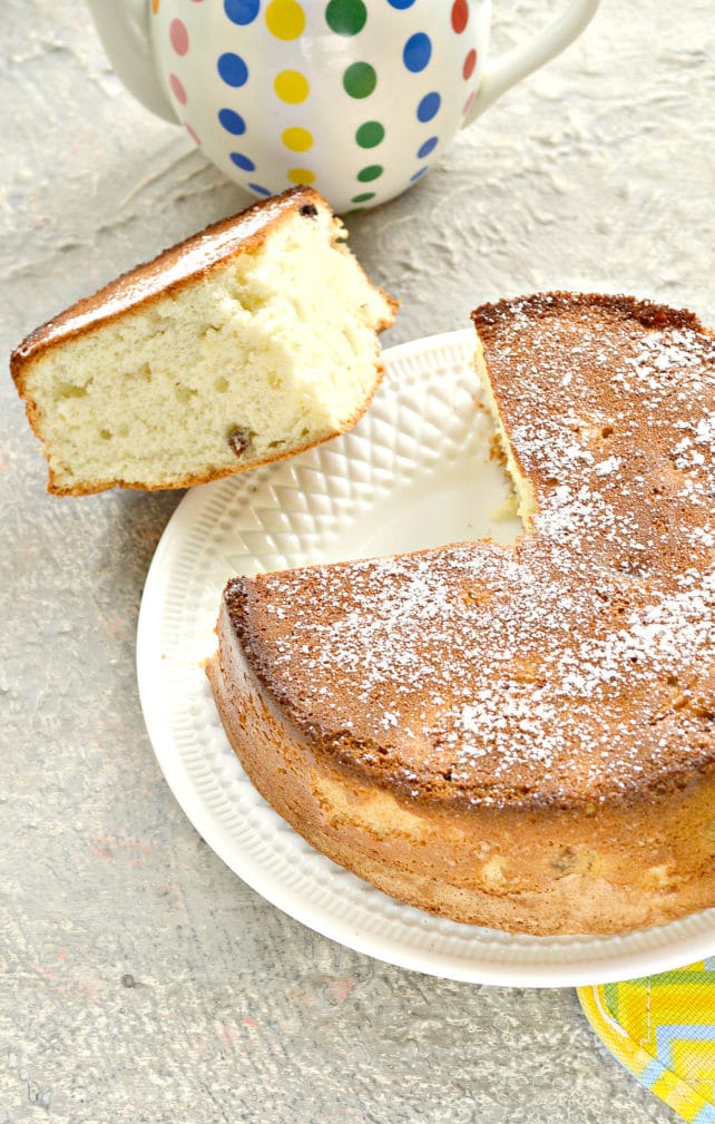 Шарлотка с изюмом и яблоками