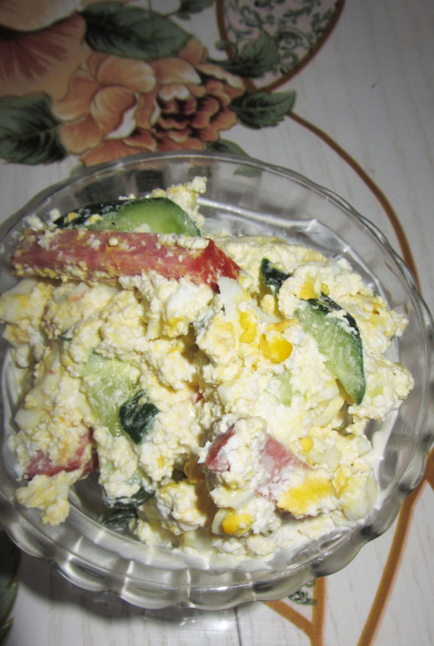 Салат с копченостями, творогом и хреном