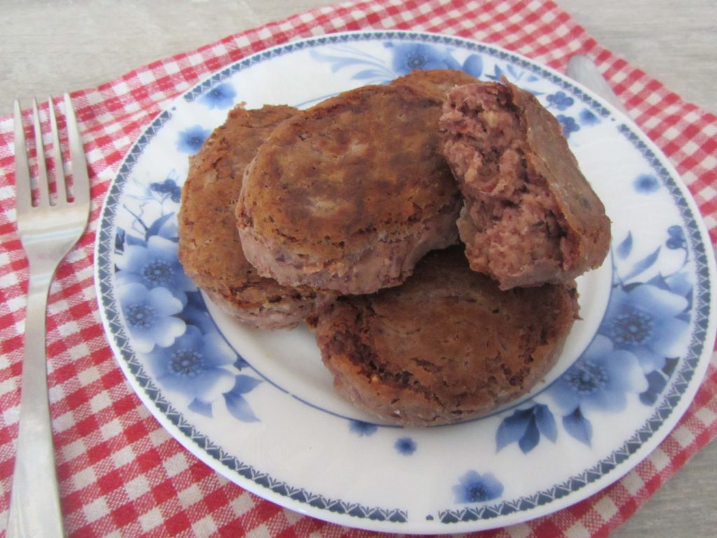 Фото рецепта - Постные котлеты из красной фасоли орехами и чесноком - шаг 5