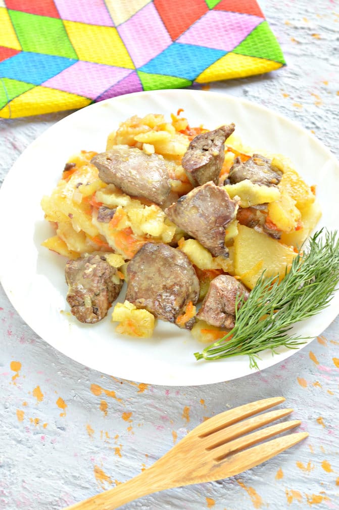 Куриная печень с картошкой на сковороде